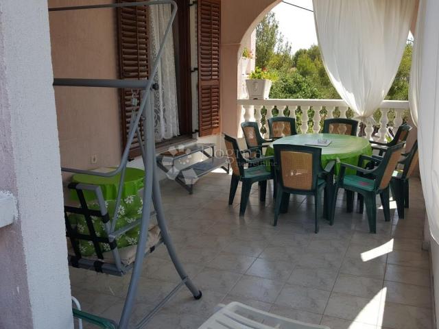 VODICE, ŠIBENIK apartmanska kuća sa velikom okućnicom