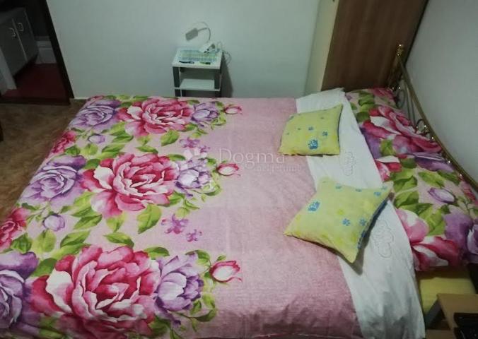 VODICE, ŠIBENIK apartmanska kuća sa velikom okućnicom