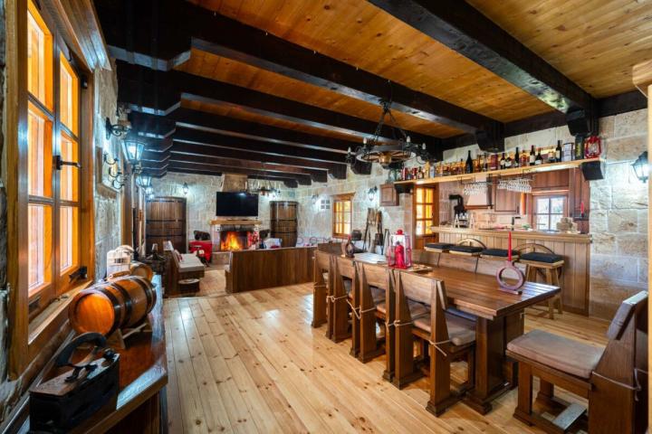 Porodična kuća 200m2 na placu 2.000m2, Rijeka Crnojevića