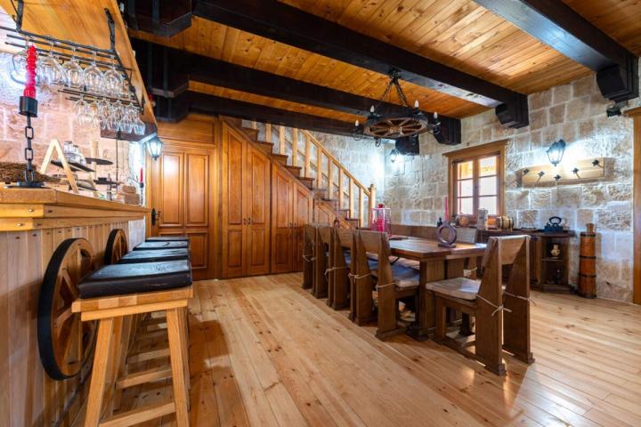 Porodična kuća 200m2 na placu 2.000m2, Rijeka Crnojevića
