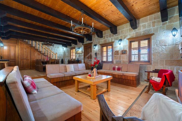 Porodična kuća 200m2 na placu 2.000m2, Rijeka Crnojevića