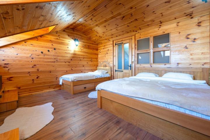 Porodična kuća 200m2 na placu 2.000m2, Rijeka Crnojevića