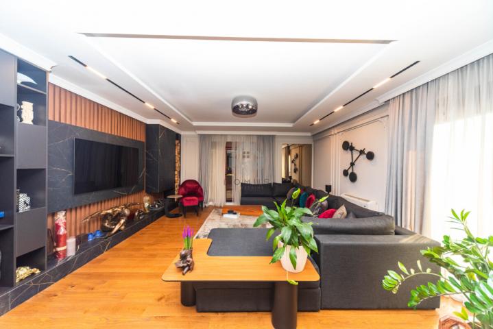 Luksuzan penthouse 195m2 + garaža, Pobrežje - Podgorica