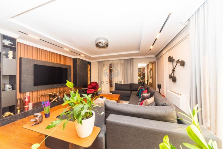 Luksuzan penthouse 195m2 + garaža, Pobrežje - Podgorica