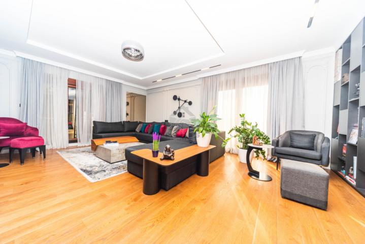 Luksuzan penthouse 195m2 + garaža, Pobrežje - Podgorica