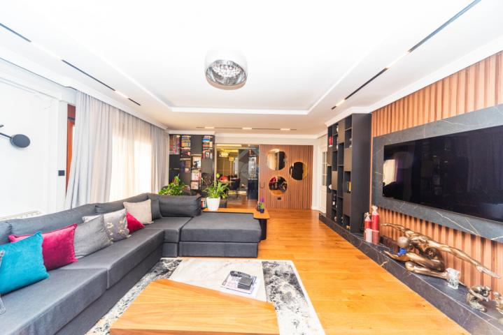 Luksuzan penthouse 195m2 + garaža, Pobrežje - Podgorica