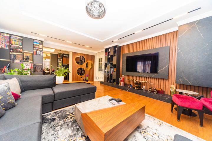 Luksuzan penthouse 195m2 + garaža, Pobrežje - Podgorica