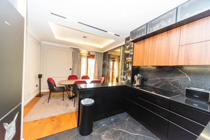 Luksuzan penthouse 195m2 + garaža, Pobrežje - Podgorica