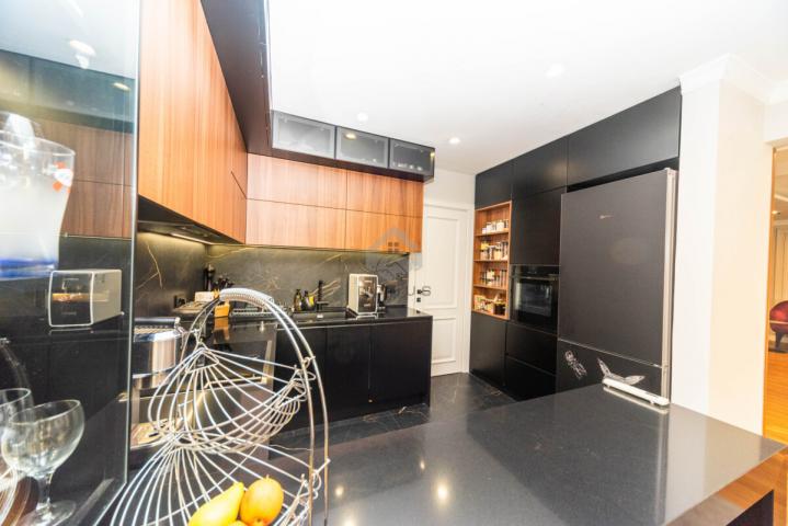 Luksuzan penthouse 195m2 + garaža, Pobrežje - Podgorica
