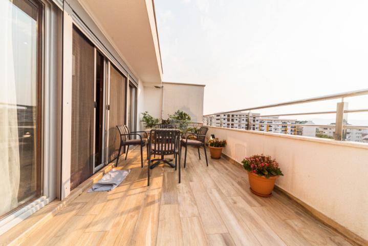 Luksuzan penthouse 195m2 + garaža, Pobrežje - Podgorica