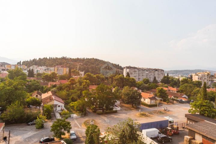 Luksuzan penthouse 195m2 + garaža, Pobrežje - Podgorica