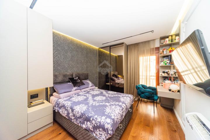 Luksuzan penthouse 195m2 + garaža, Pobrežje - Podgorica