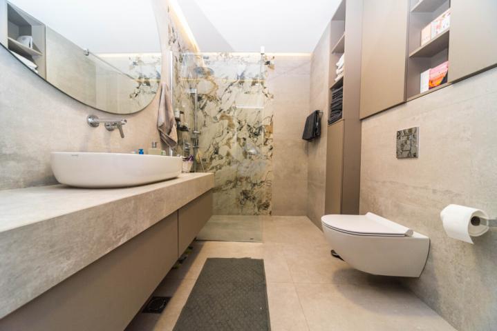 Luksuzan penthouse 195m2 + garaža, Pobrežje - Podgorica