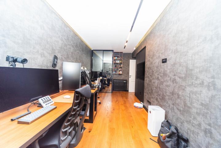 Luksuzan penthouse 195m2 + garaža, Pobrežje - Podgorica