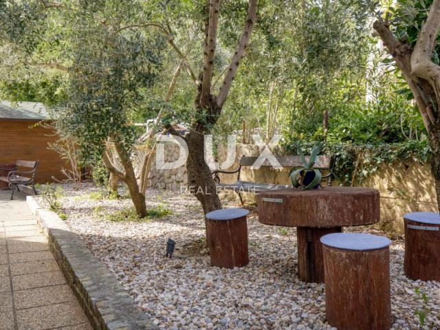 OTOK KRK, KORNIĆ- kuća, 250 m2, bazen, okućnica, idealna za turističku djelatnost, TOP PRILIKA!!!