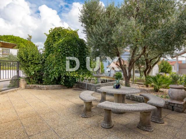 OTOK KRK, KORNIĆ- kuća, 250 m2, bazen, okućnica, idealna za turističku djelatnost, TOP PRILIKA!!!