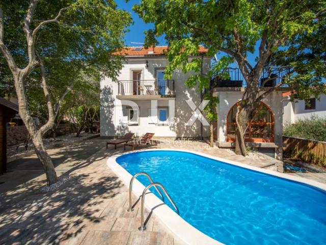 OTOK KRK, KORNIĆ- kuća, 250 m2, bazen, okućnica, idealna za turističku djelatnost, TOP PRILIKA!!!
