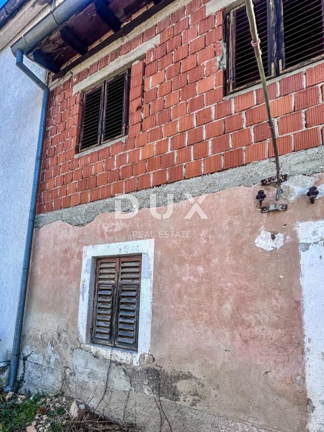 RIJEKA, TRSAT – Kuća u nizu u fazi adaptacije, ODLIČNA PRILIKA!