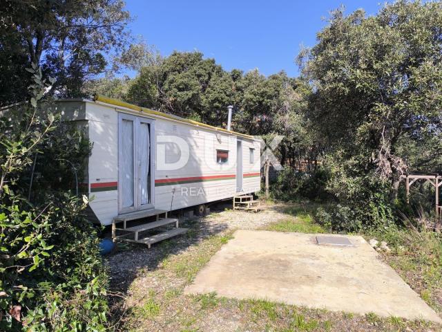 ISTRA, PERUŠKI - Zemljište 2. red do mora s kamp kućicom, solarne, voda, septička