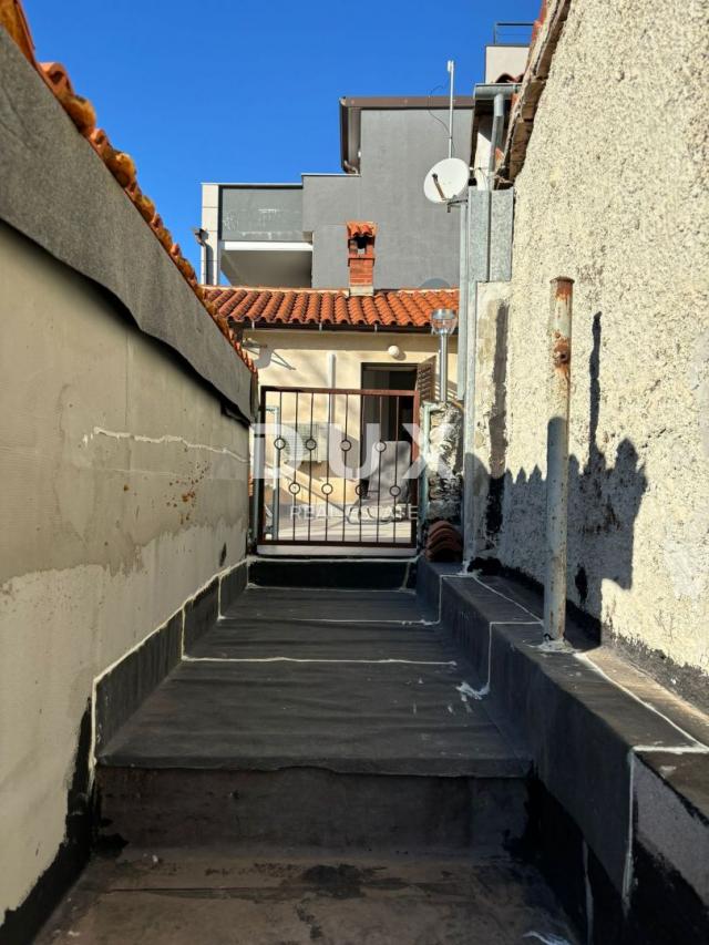 ISTRA, MEDULIN - Kuća s dvije stambene jedinice 400 metara od mora! PRILIKA! EKSKLUZIVNA PRODAJA!
