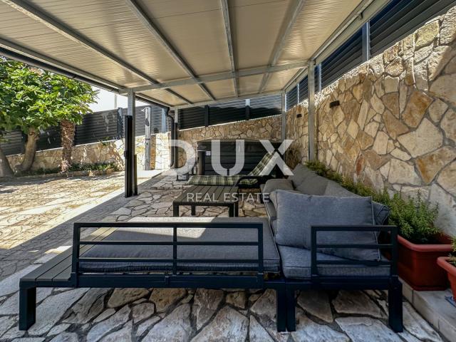 CRIKVENICA, DRAMALJ - kuća 115 m2 sa dva apartmana blizu mora, sniženo, prilika!!!