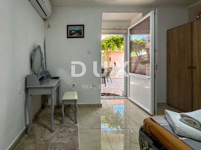 CRIKVENICA, DRAMALJ - kuća 115 m2 sa dva apartmana blizu mora, sniženo, prilika!!!
