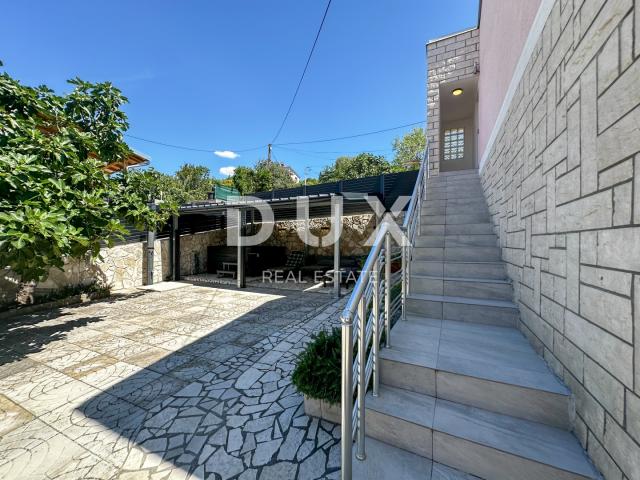 CRIKVENICA, DRAMALJ - kuća 115 m2 sa dva apartmana blizu mora, sniženo, prilika!!!