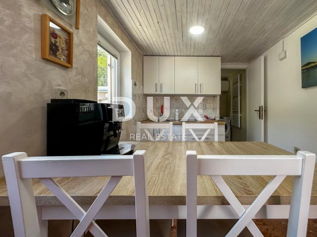 CRIKVENICA, DRAMALJ - kuća 115 m2 sa dva apartmana blizu mora, sniženo, prilika!!!