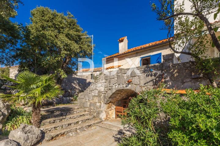 OTOK KRK, KORNIĆ - Autohtona kamena kuća s dvorištem