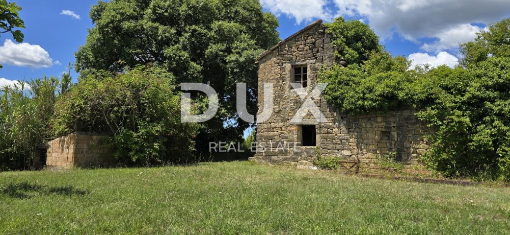 ISTRA, MOTOVUN - Bajkovita prilika za ulaganje u srce Istre, zemljište s kamenim objektom