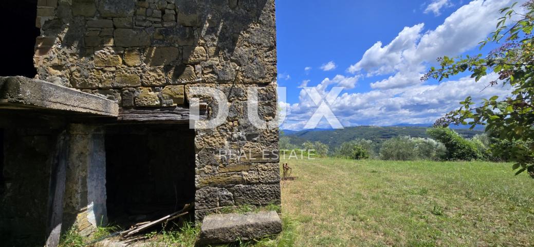 ISTRA, MOTOVUN - Bajkovita prilika za ulaganje u srce Istre, zemljište s kamenim objektom