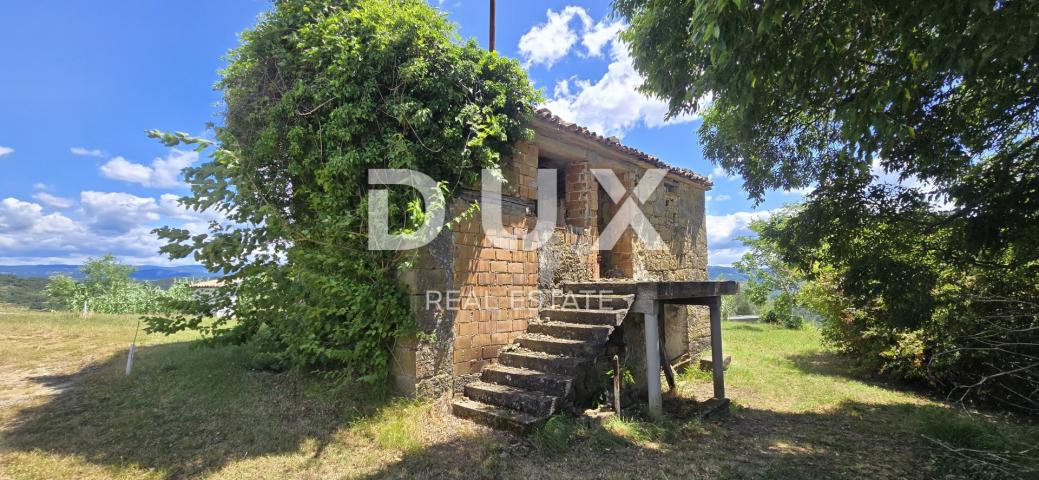 ISTRA, MOTOVUN - Bajkovita prilika za ulaganje u srce Istre, zemljište s kamenim objektom