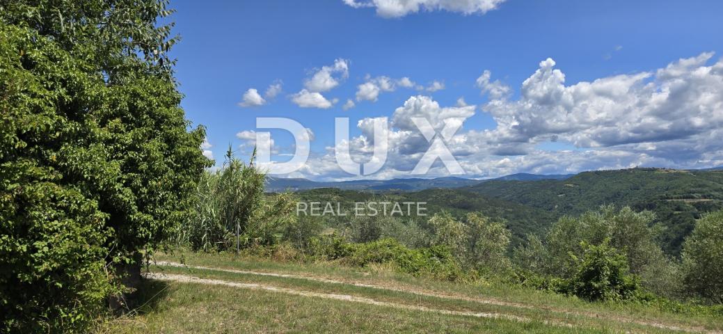 ISTRA, MOTOVUN - Bajkovita prilika za ulaganje u srce Istre, zemljište s kamenim objektom