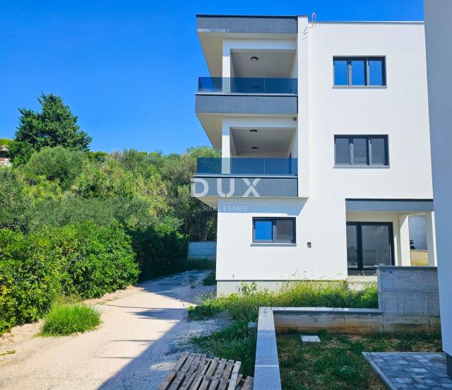 OTOK RAB, BANJOL - Stan u prizemlju s okućnicom i 2 parkirna mjesta, SAMO 100 m od mora!