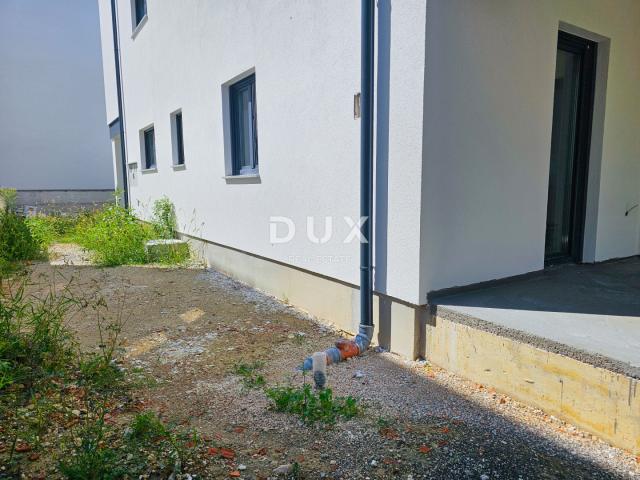 OTOK RAB, BANJOL - Stan u prizemlju s okućnicom i 2 parkirna mjesta, SAMO 100 m od mora!