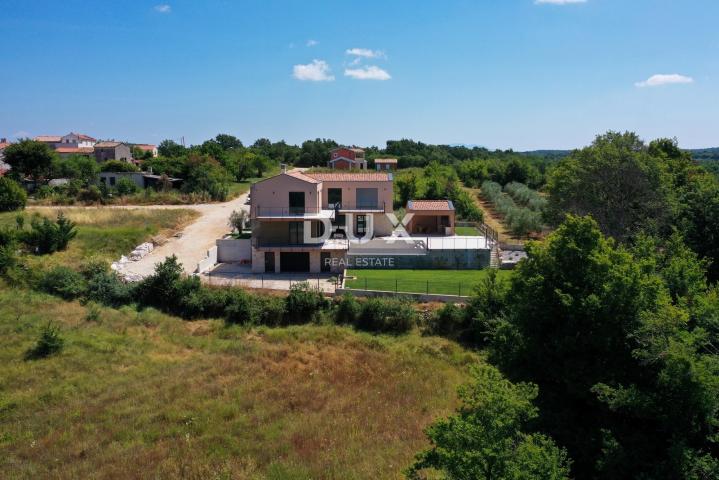 ISTRA, VIŠNJAN - Kuća s bazenom na rubu naselja
