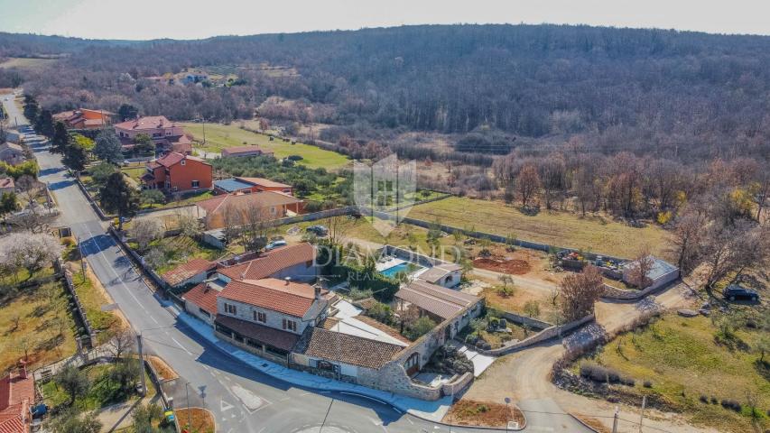 Prilika! Prodaje se konoba sa sobama i dva apartmana!