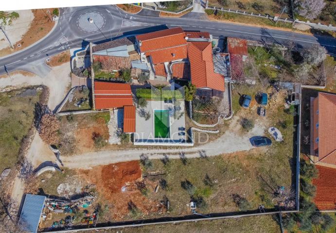 Prilika! Prodaje se konoba sa sobama i dva apartmana!