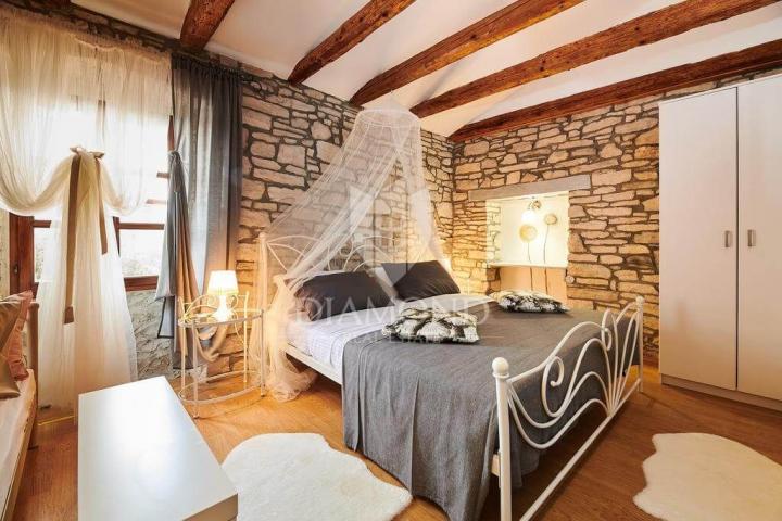 Prilika! Prodaje se konoba sa sobama i dva apartmana!