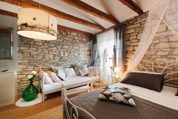 Prilika! Prodaje se konoba sa sobama i dva apartmana!
