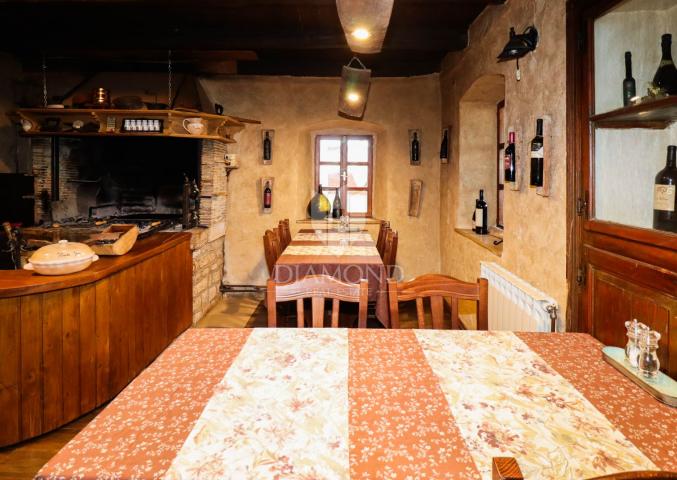 Prilika! Prodaje se konoba sa sobama i dva apartmana!