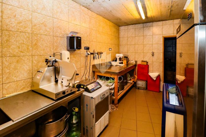 Prilika! Prodaje se konoba sa sobama i dva apartmana!