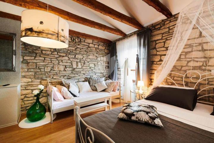 Prilika! Prodaje se konoba sa sobama i dva apartmana!
