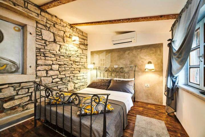 Prilika! Prodaje se konoba sa sobama i dva apartmana!