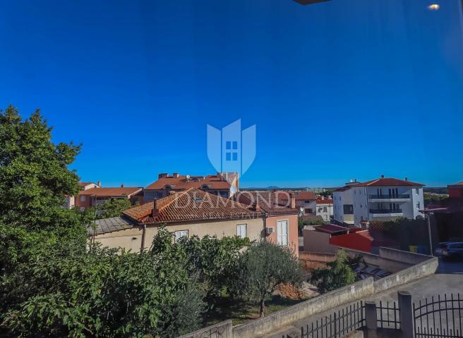 Pula, etaža zgrade sa poslovnim prostorom i stanom