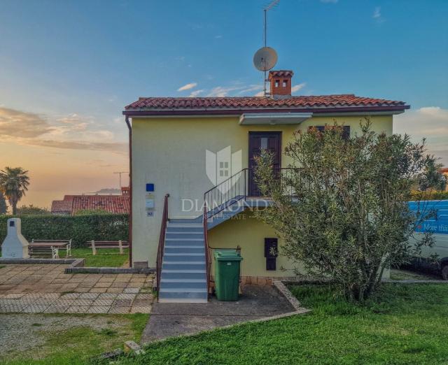 Novigrad-Gebiet, Haus 132 m², 80 m vom Meer entfernt!