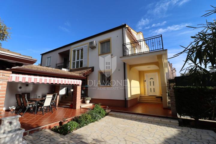 Poreč, kuća sa dva stana i pogledom na more