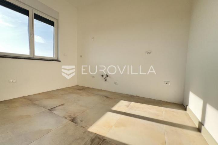 Istra, Banjole - trosoban stan u novogradnji na drugom katu, 82.17m2 s otvorenim pogledom na more