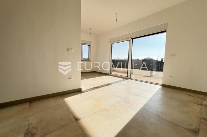 Istra, Banjole - trosoban stan u novogradnji na drugom katu, 82.17m2 s otvorenim pogledom na more