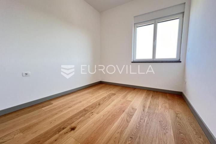 Istra, Banjole - trosoban stan u novogradnji na drugom katu, 82.17m2 s otvorenim pogledom na more